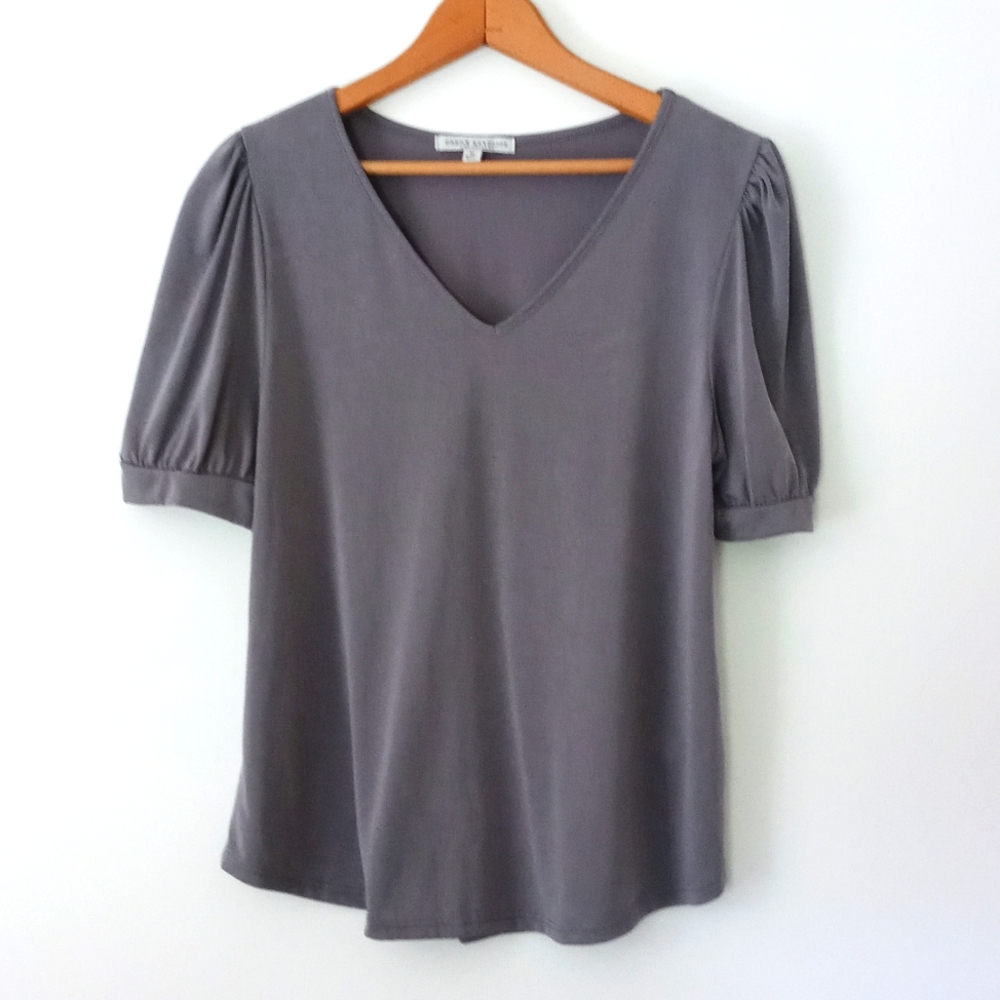 Green Envelope (M) lt. charcoal v neck top